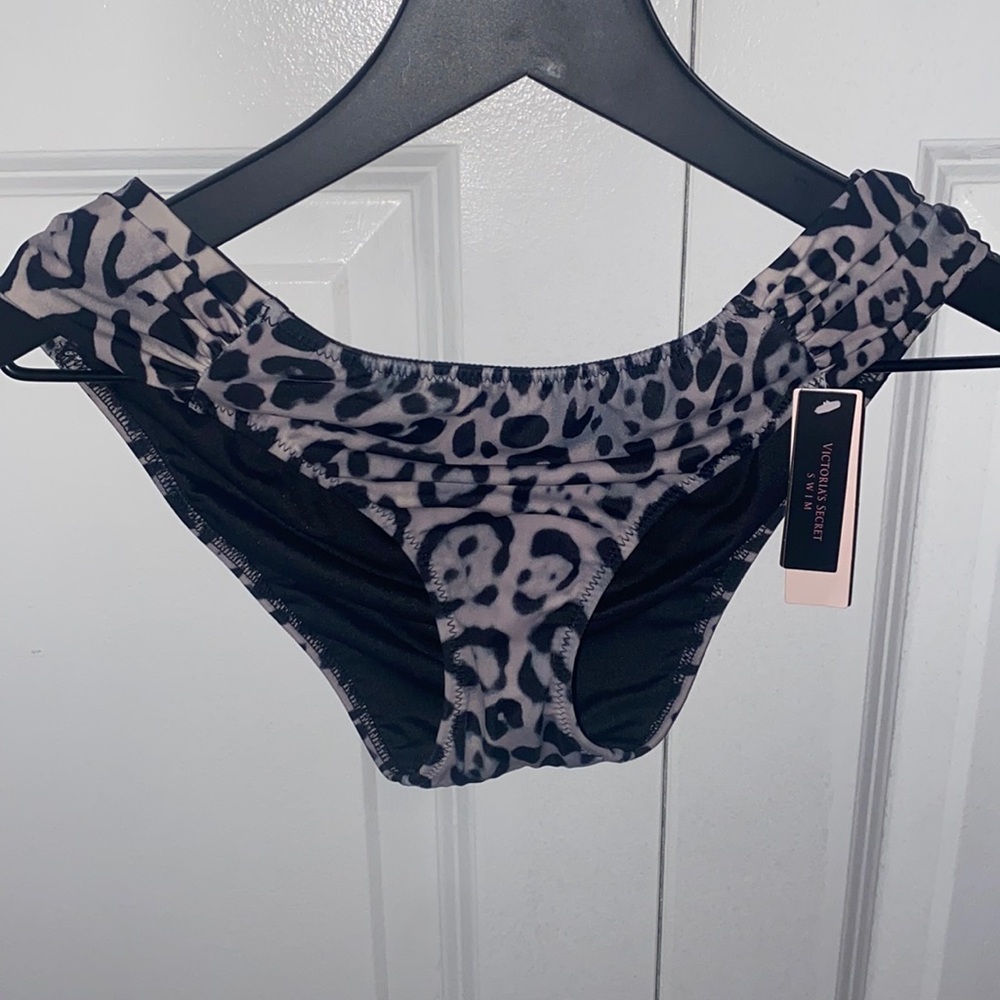 Grey leopard vs swim bottom